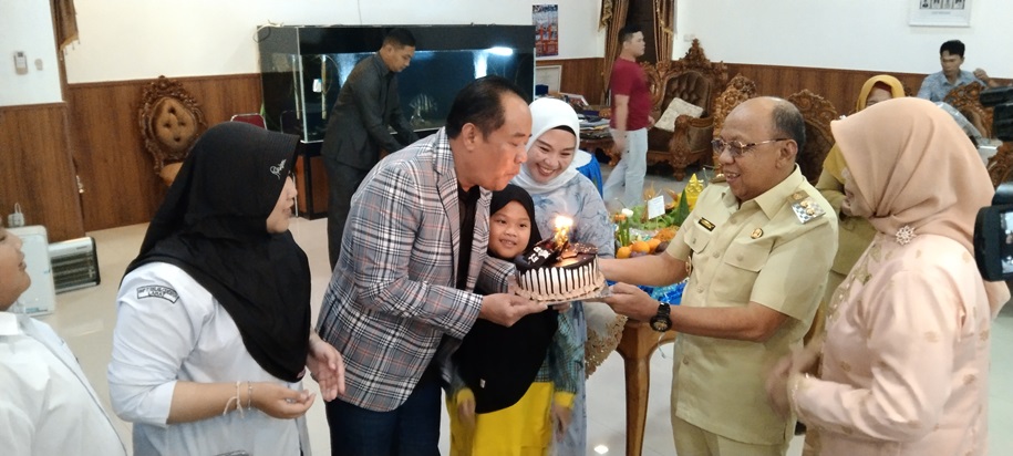 Bupati Lahat Dapat Surprise dari Wabup dan Istri serta OPD, Apakah Itu?