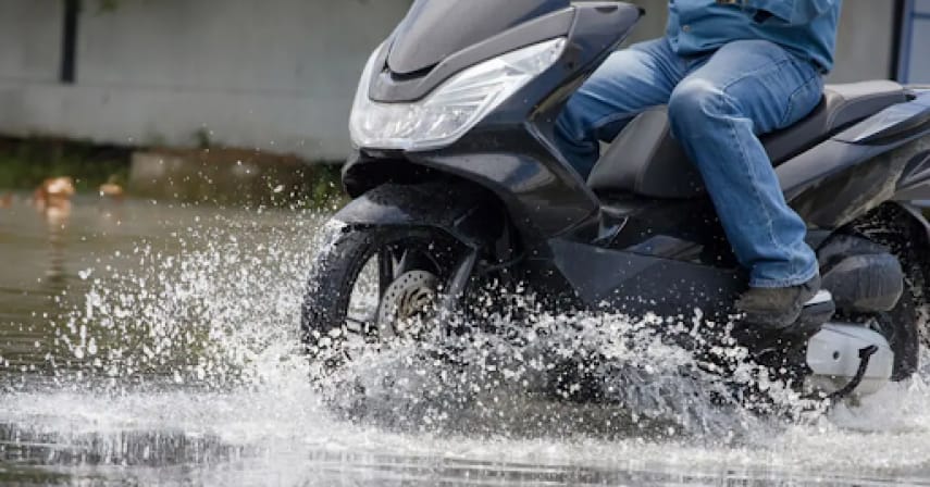 Terdesak Berkendara Melewati Banjir? Simak Tipsnya dari Astra Motor Sumsel