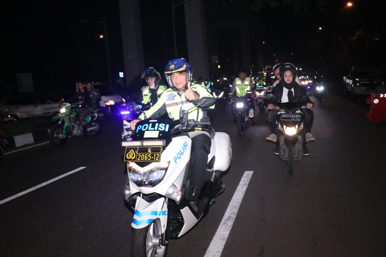 Gunakan Sepeda Motor, Irjen Rudi Setiawan Pantau Pergantian Tahun Baru di Sejumlah Titik di Palembang