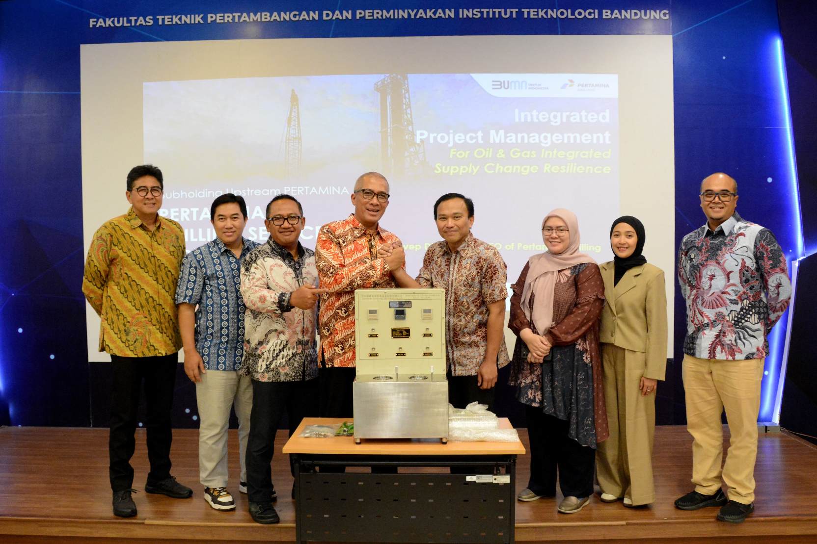 Usai Beri Kuliah Umum, Dirut Pertamina Drilling Berikan Bantuan Alat Laboratorium ke ITB