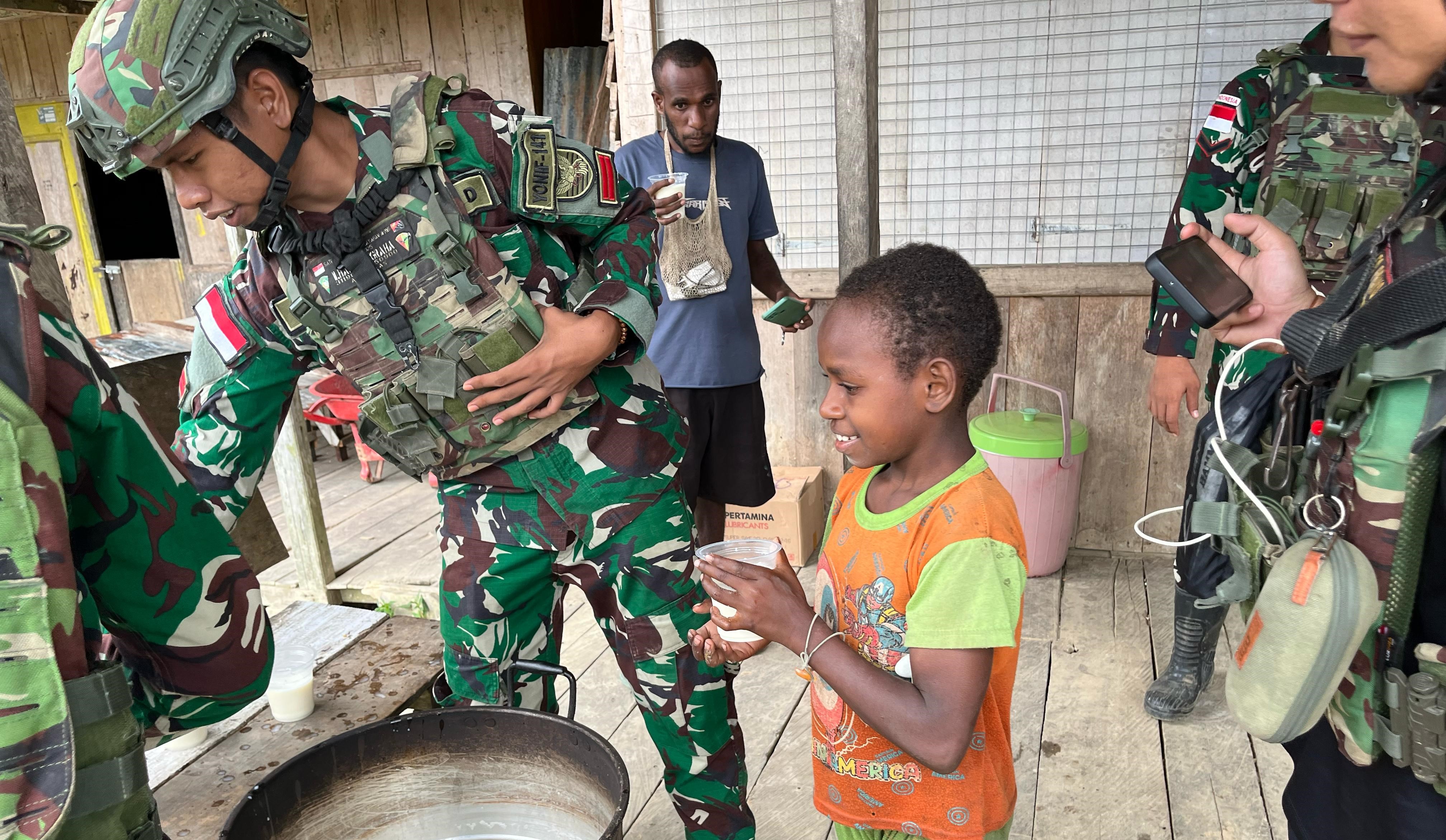 Peduli Kesehatan Masyarakat, Anggota Satgas Yonif 141/AYJP Bagi Susu Gratis di Distrik Korowai