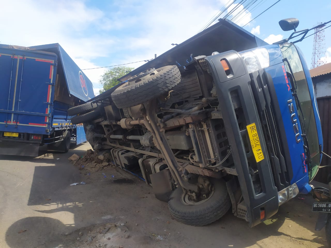 Gara-gara Tanah Amblas, Truk Kontainer Pembawa Oli Oleng