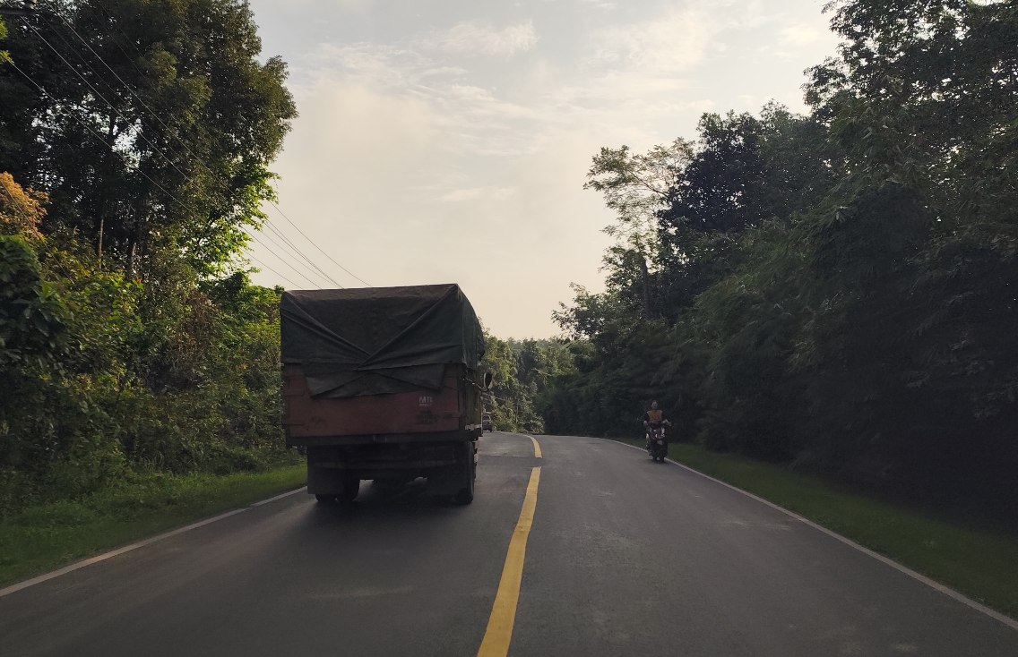 Warga Keluhkan Iring-Iringan Truk Batubara Melintasi Jalinteng Sekayu-Betung