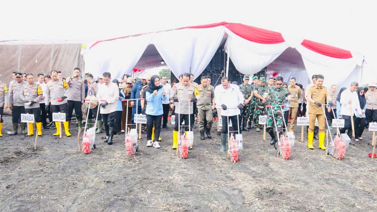 Kapolda Sumsel Bersama Pangdam II Sriwijaya Tanam Jagung Serentak di Ogan Ilir