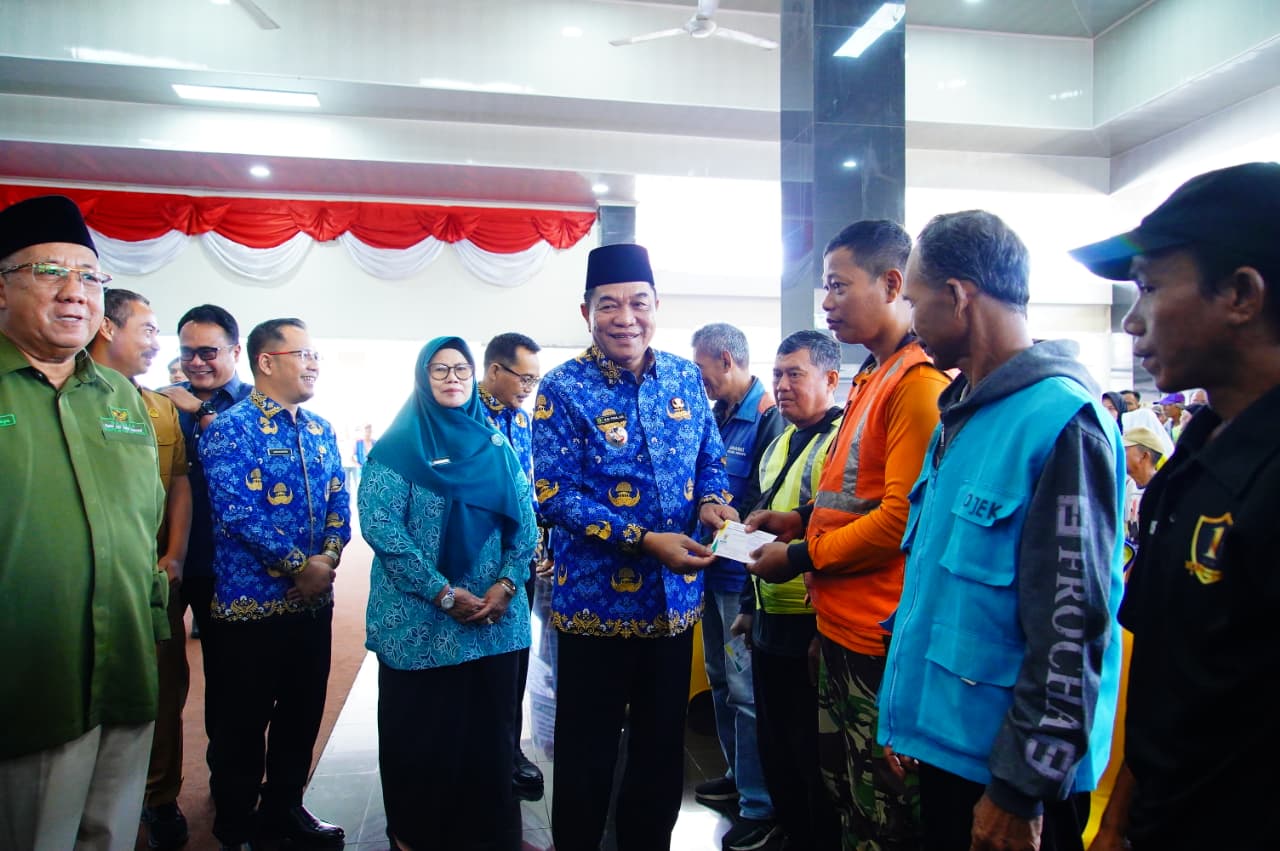 Bupati Muba Berikan THR Bagi Kaum Dhuafa, Tukang Ojek, Pemulung Hingga Juru Parkir