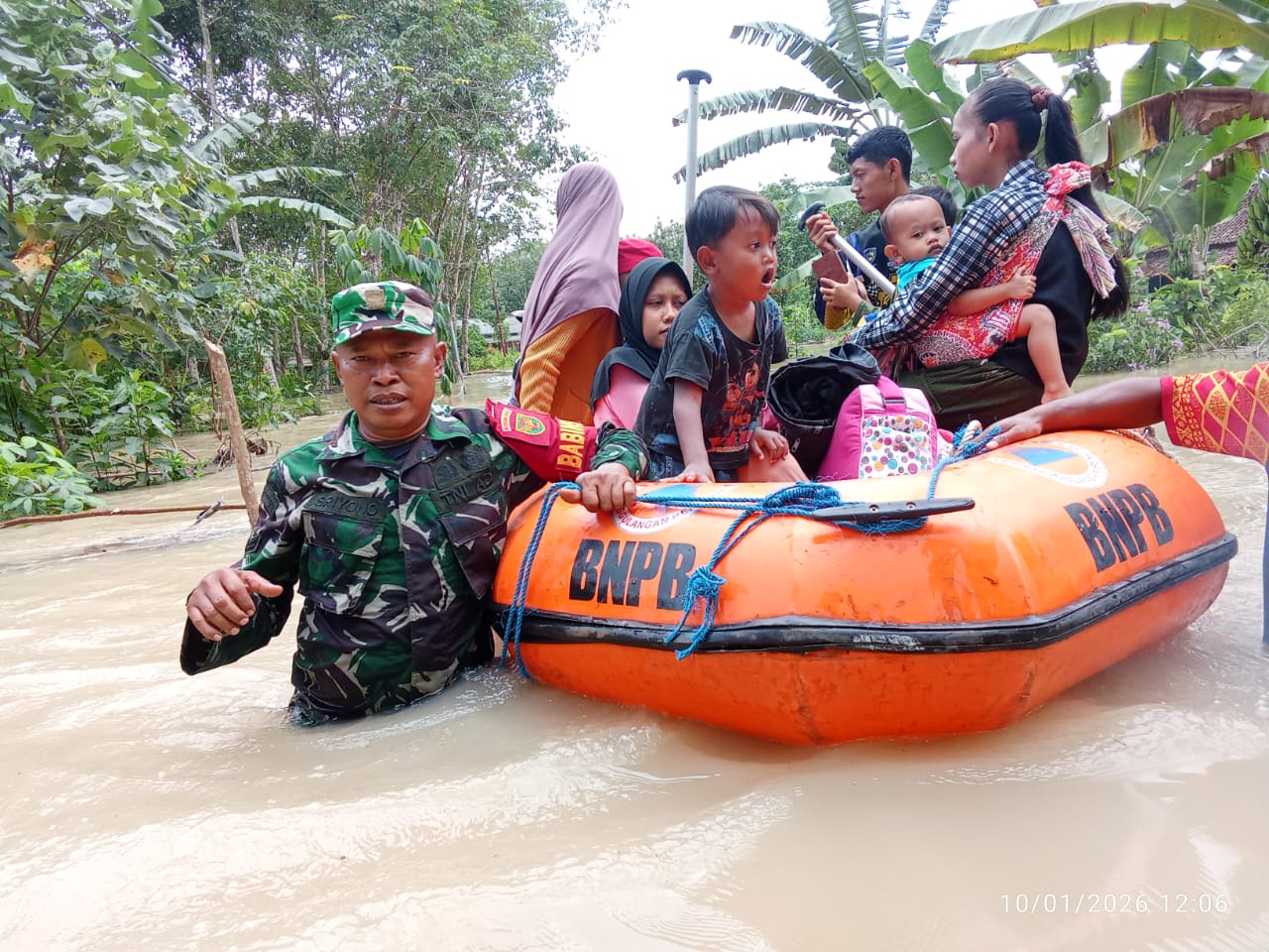 Banjir di Mesuji dan Lempuing OKI: Personel Kodim 0402/OKI Bantu Evakuasi Warga