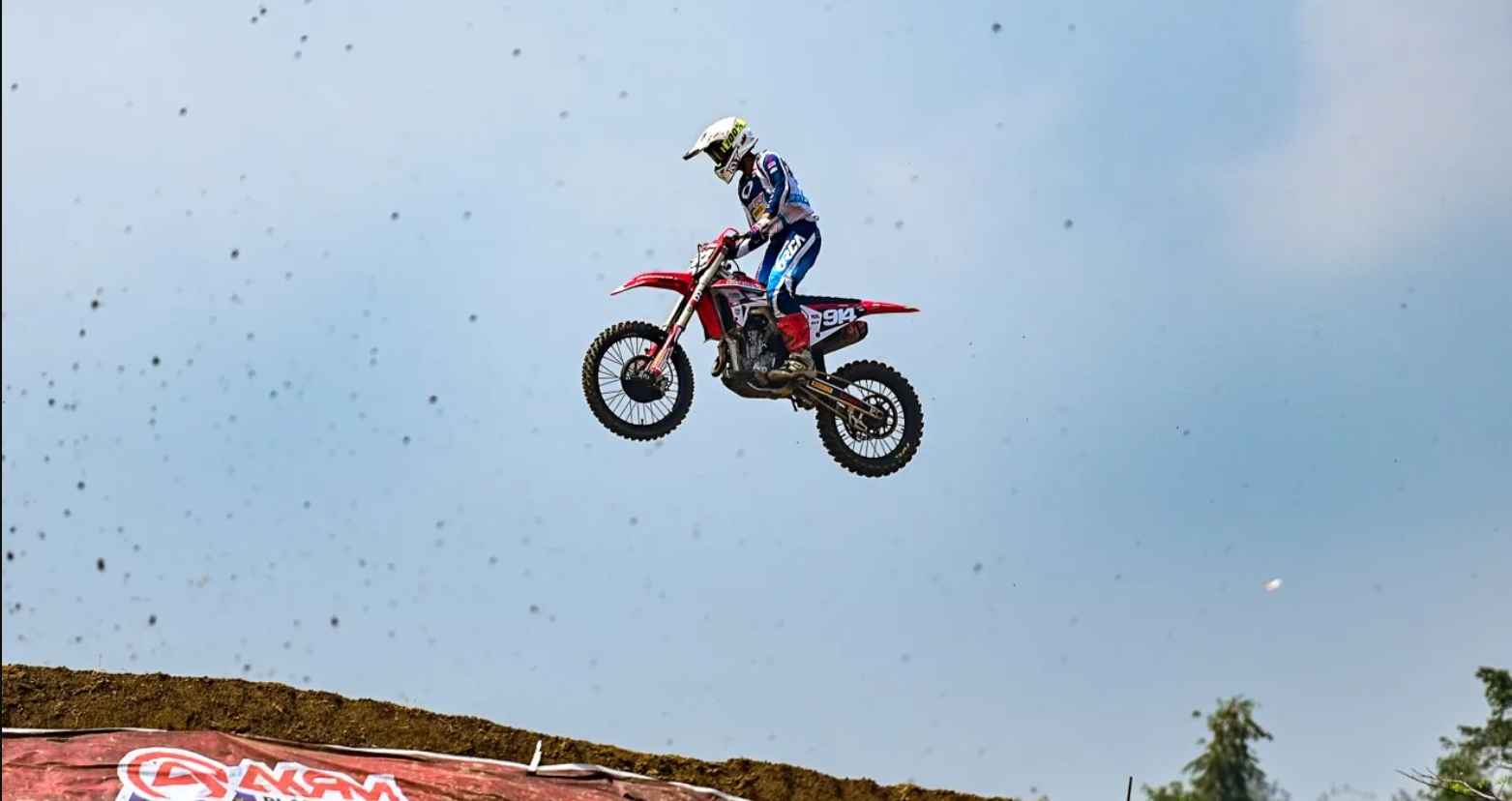 Tunggangi CRF250R, Arsenio Algifari Raih Double Podium Seri Kelima Kejurnas Motocross Indonesia 2025 Kelas MX2
