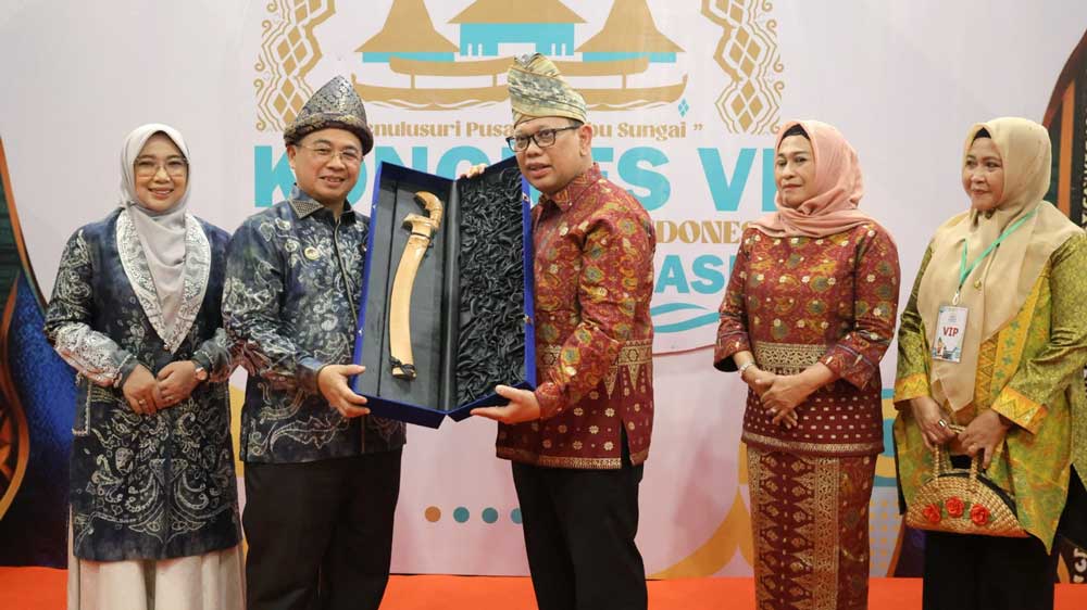 Malam Anugerah JKPI, Pj Wali Kota Palembang Serahkan Miniatur Ampera, Wali Kota Banjarmasin Beri Parang Lais