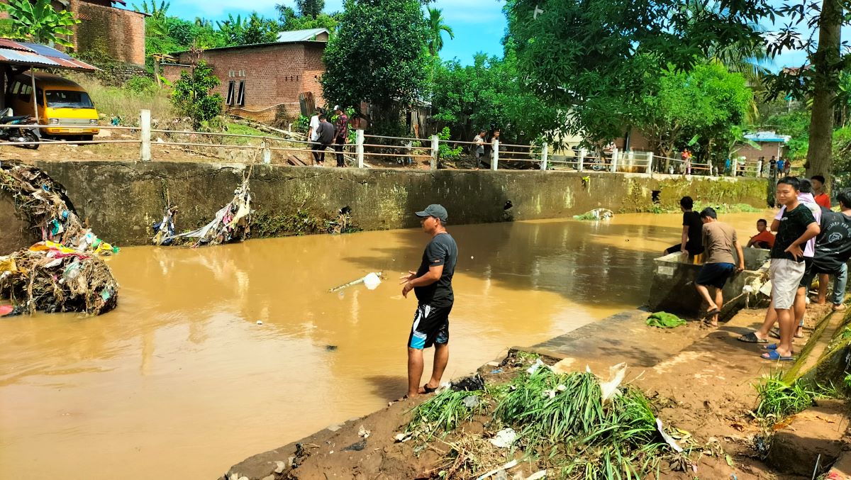 Kakak Beradik Hanyut Dibawa Arus Sungai Mesat Lubuklinggau, Satu Selamat dan Satu Lagi Masih Dicari