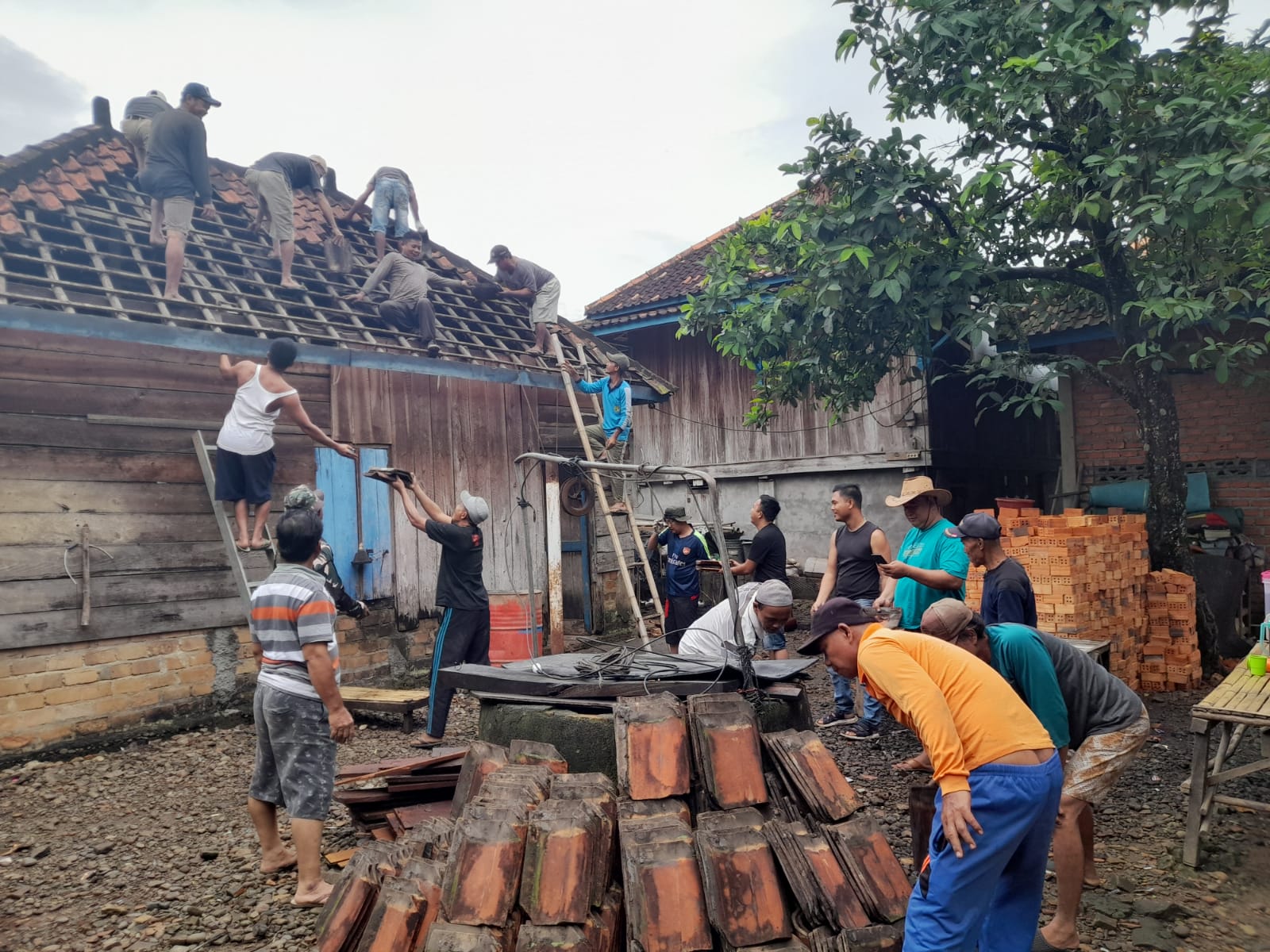 Kegiatan Kampung Pancasila, Gotong Royong Bongkar Rumah Warga 