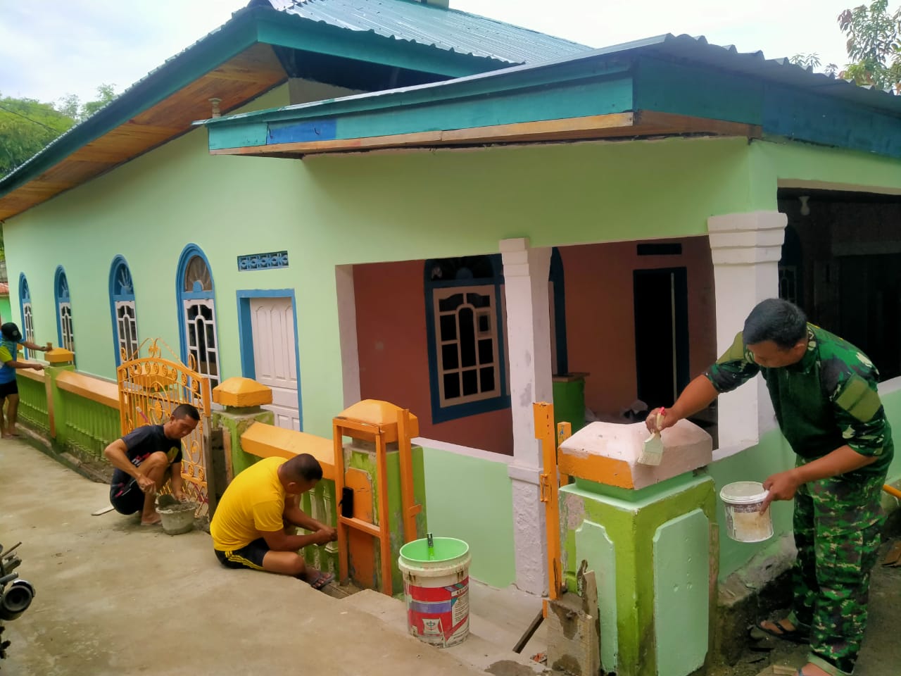 Personel TMMD ke 115 Mengecat Pagar dan Pintu Besi Masjid Prabu Nurul Iman