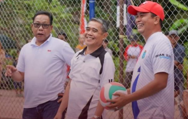 Dengan Penuh Semanga, Wabup dan Wakil Ketua I DPRD Membuka Turnamen Bola Voli Marpen Cup II