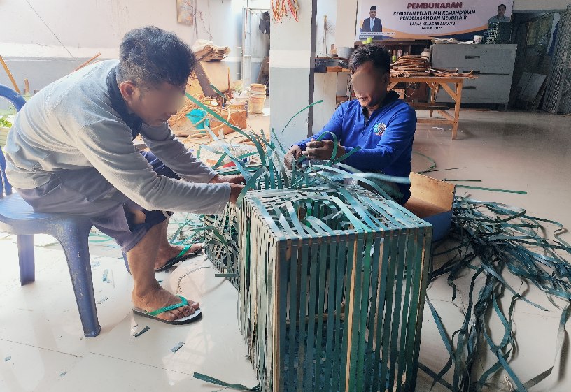 Warga Binaan Lapas Sekayu Sulap Tali Strapping Jadi Keranjang Sayur Multifungsi
