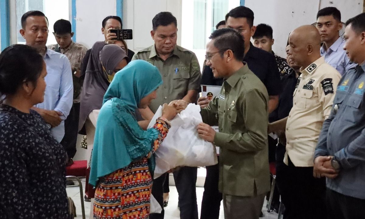 Januari 2024 Penuh Berkah, Pj Walikota Ratu Dewa Bagikan 1.800 Paket Sembako 