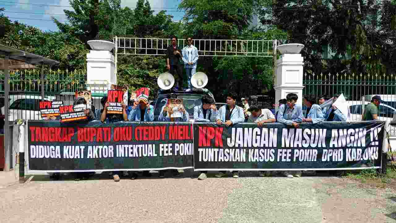 Massa Geruduk PN Palembang, Desak KPK Bongkar Tuntas Dugaan Korupsi OKU!