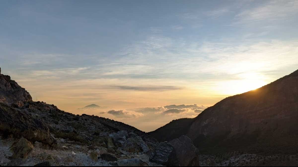 Berjuluk Swiss Van Java, Gunung Terpopuler di Jawa Barat Ini Miliki 5 Kawah yang Aktif