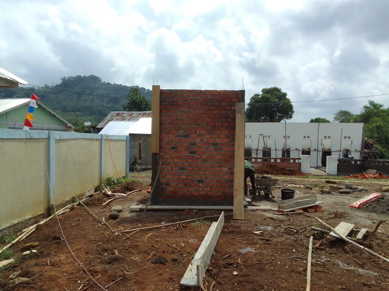 Batu Bata Belakang Poskamling Selesai Dikerjakan, Bentuk Kampung Pancasila