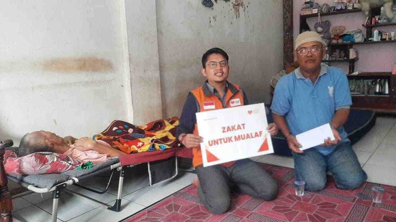 Keluarga Mualaf Penderita Stroke di Sukarami Palembang Terima Bantuan dari Rumah Zakat, Begini Reaksinya