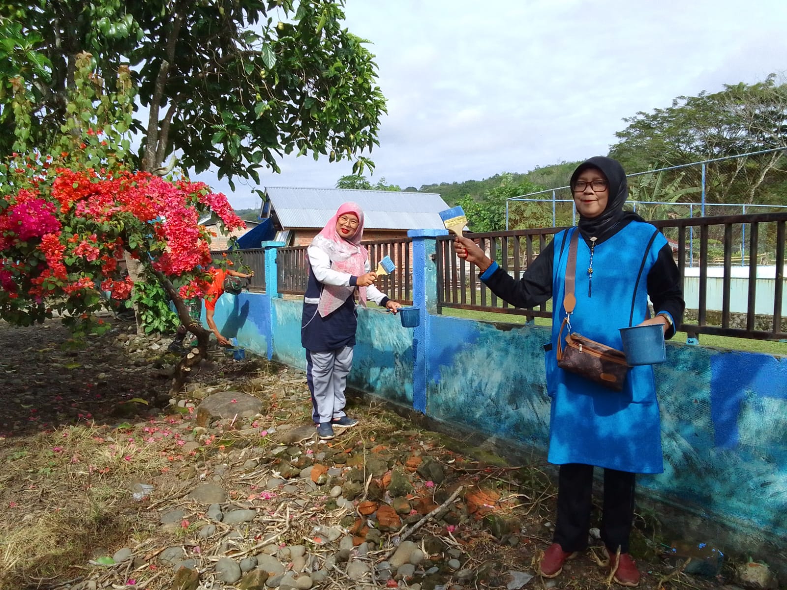 Guru SDN 6 Pulau Pinang Ikut Mengecat Pagar Sekolah