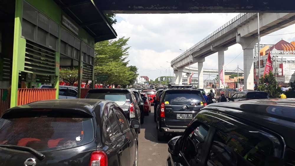 Jalan Sudirman - Barlian Macet Hingga 4K SD Muhamadiyah Bagi Raport Pengendara Jadi Repot 