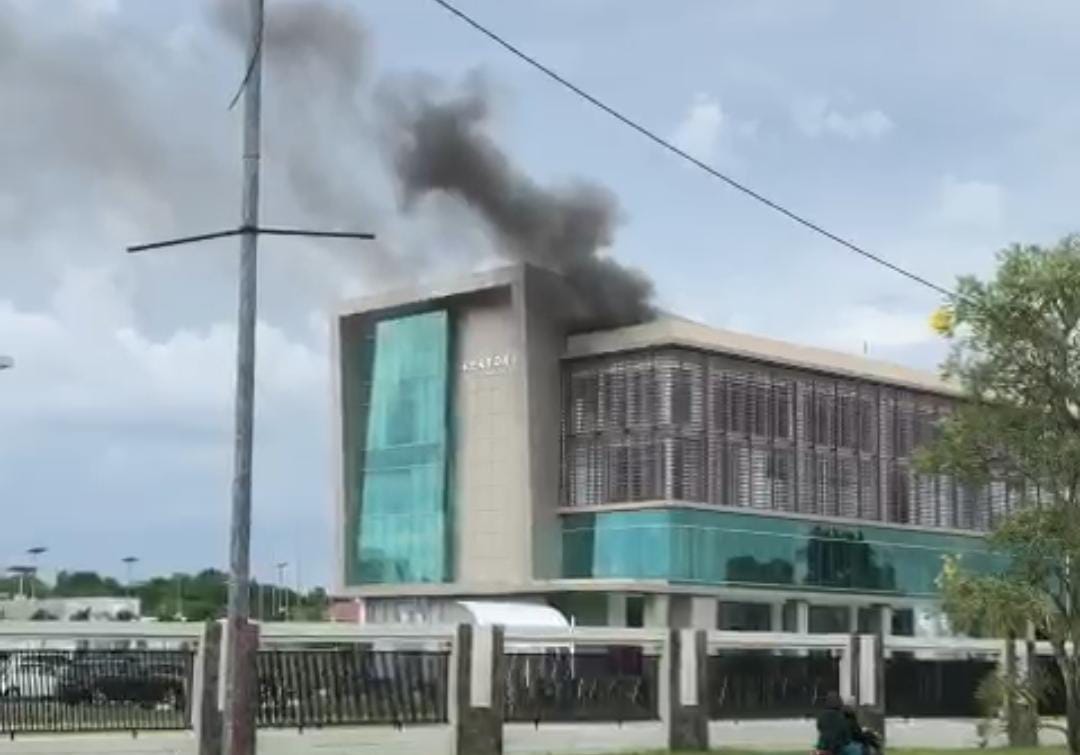 Gudang Penyimpanan Alat Kelistrikan Kantor Rektorat Poltekpar Terbakar