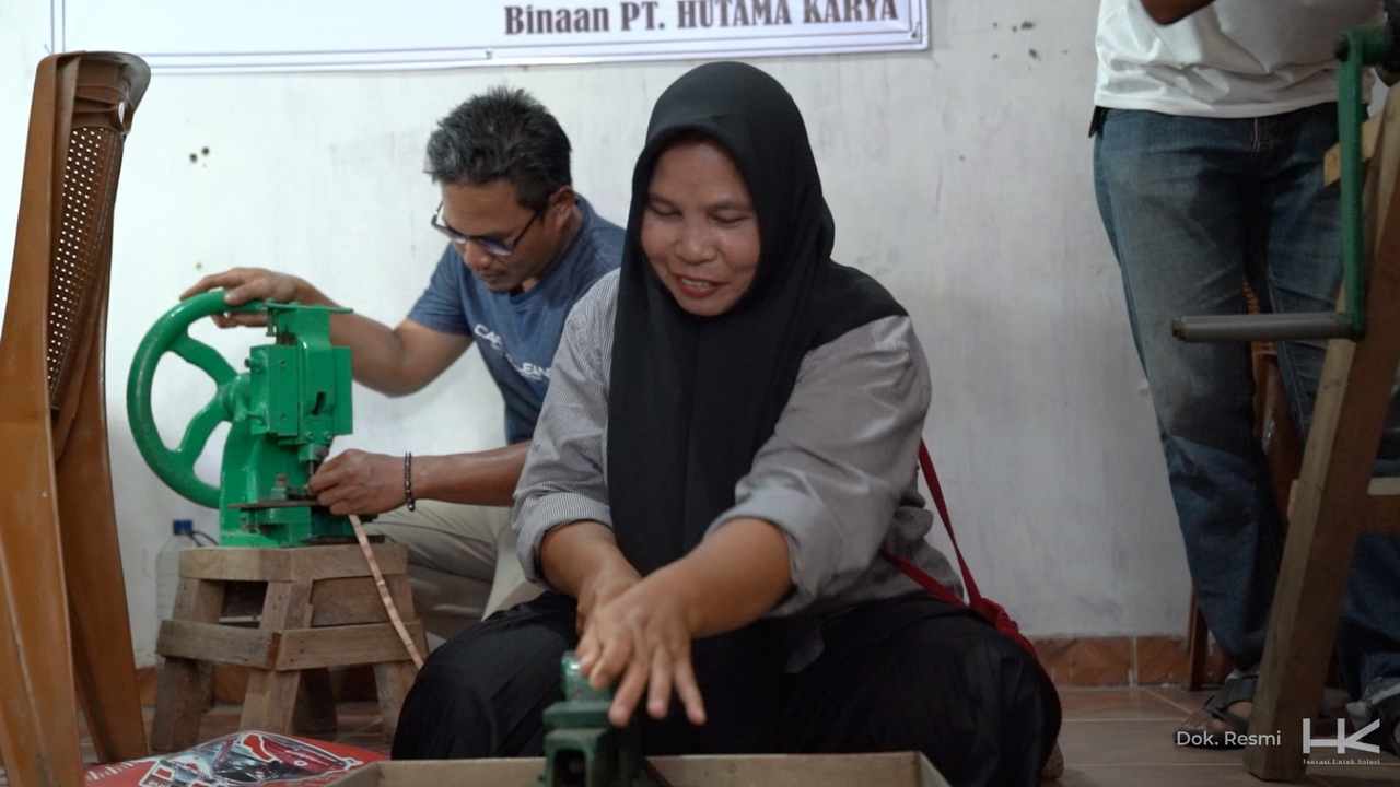 Dukung Pengrajin Tembaga dan Perak di Ogan Ilir, HK Berikan Bantuan Ini