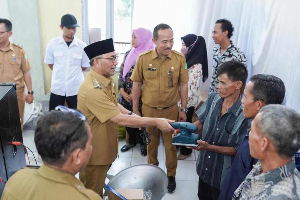 Hari UMKM Nasional, Pj Bupati Apriyadi Serahkan Bantuan Ini kepada 70 UMKM