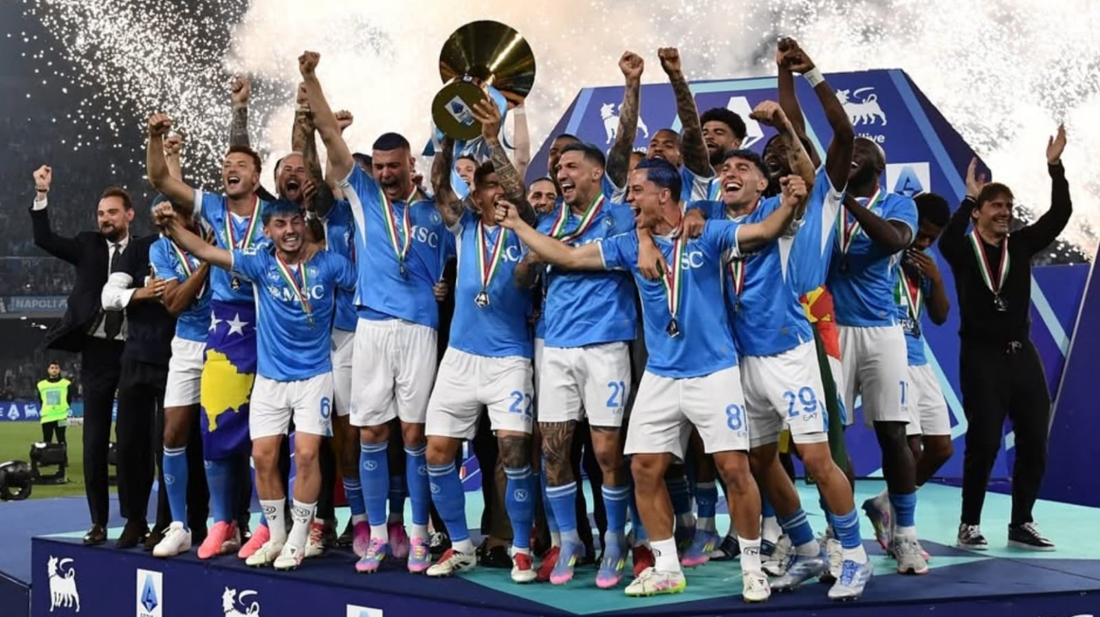 Kalahkan Cagliari, Gol McTominay dan Lukaku Bawa Napoli Meraih Gelar Juara Serie A