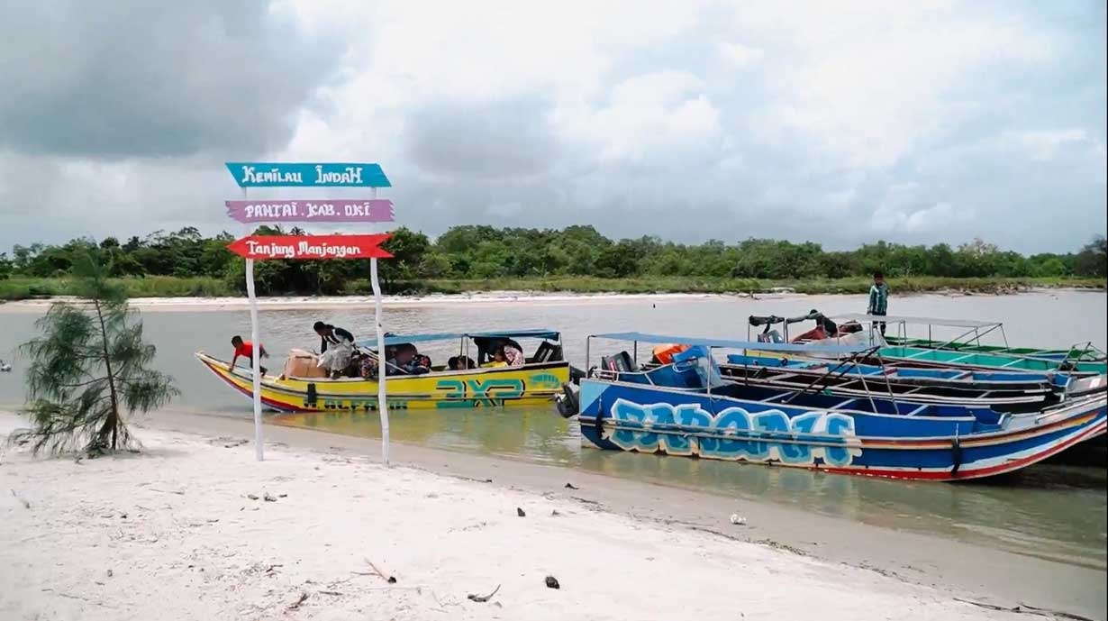 Pantai Tanjung Menjangan Tempat Terbaik untuk Melarikan Diri dari Hektik Kota, Tawarkan Pemandangan Pegunungan