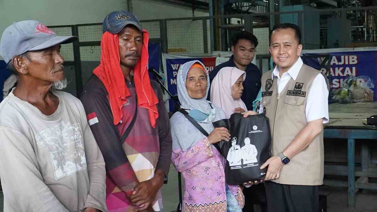 Ratusan Loper Koran di Palembang Dapat Paket Sembako dari Pj Gubernur Sumsel Agus Fatoni   