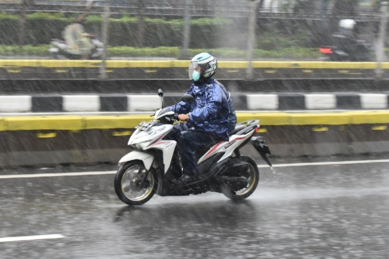 3 Tips Melakukan Pengereman Motor di Jalan Basah dari Astra Motor Sumsel 