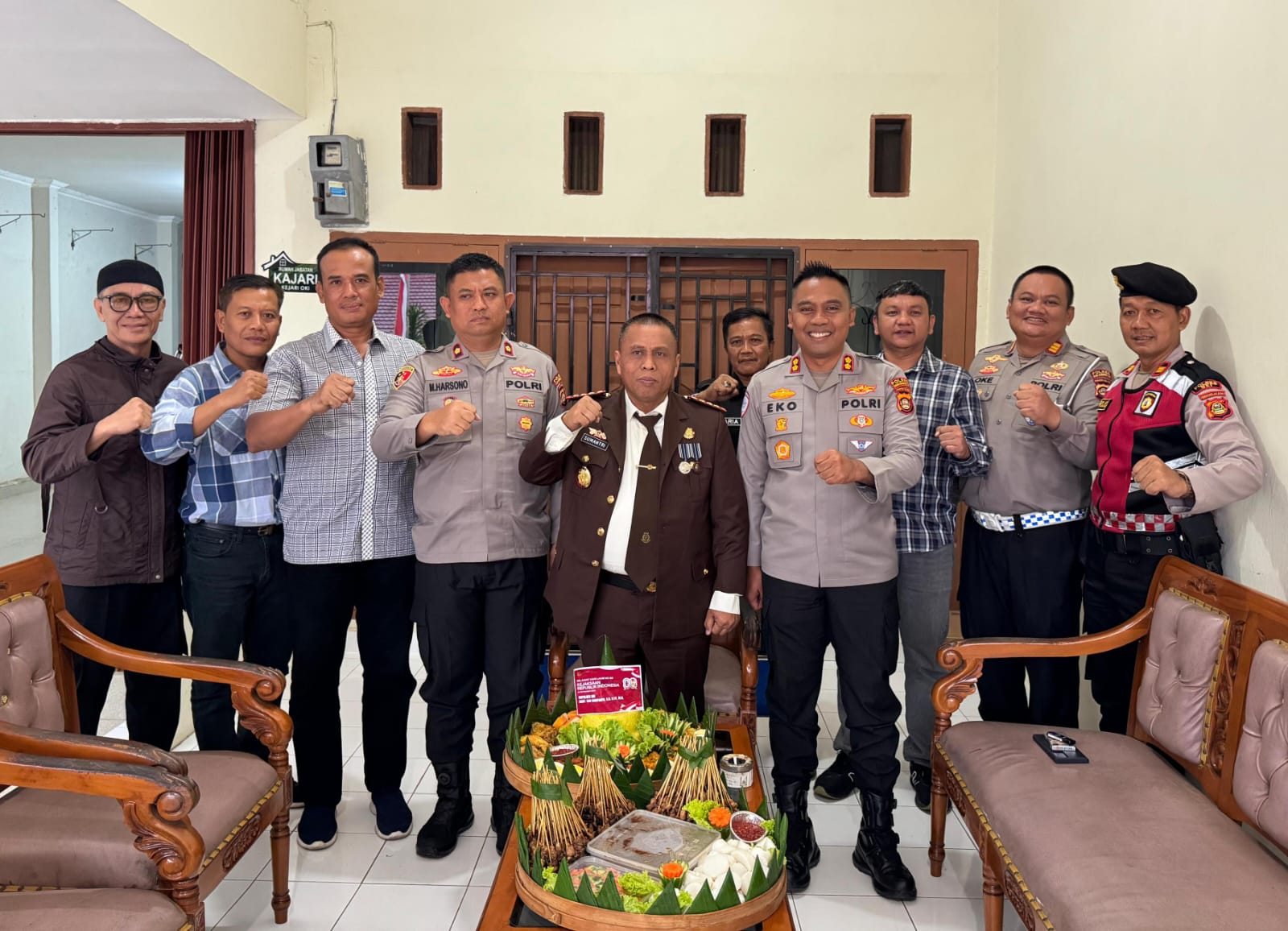 Sambangi Rumah Dinas Kajari, Kapolres OKI Beri Kejutan Ucapan Selamat HUT Kejaksaan RI ke-80