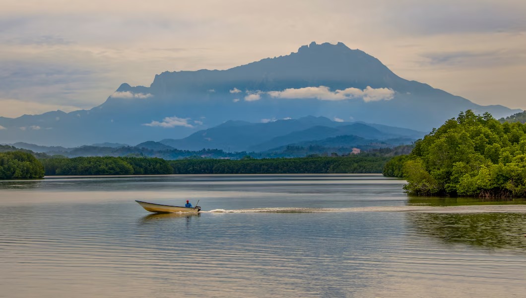 Nggak Nyesel Tempuh Jarak 324 KM dari Palembang untuk Dapat Pemandangan Indah Danau Terbesar Kedua Indonesia