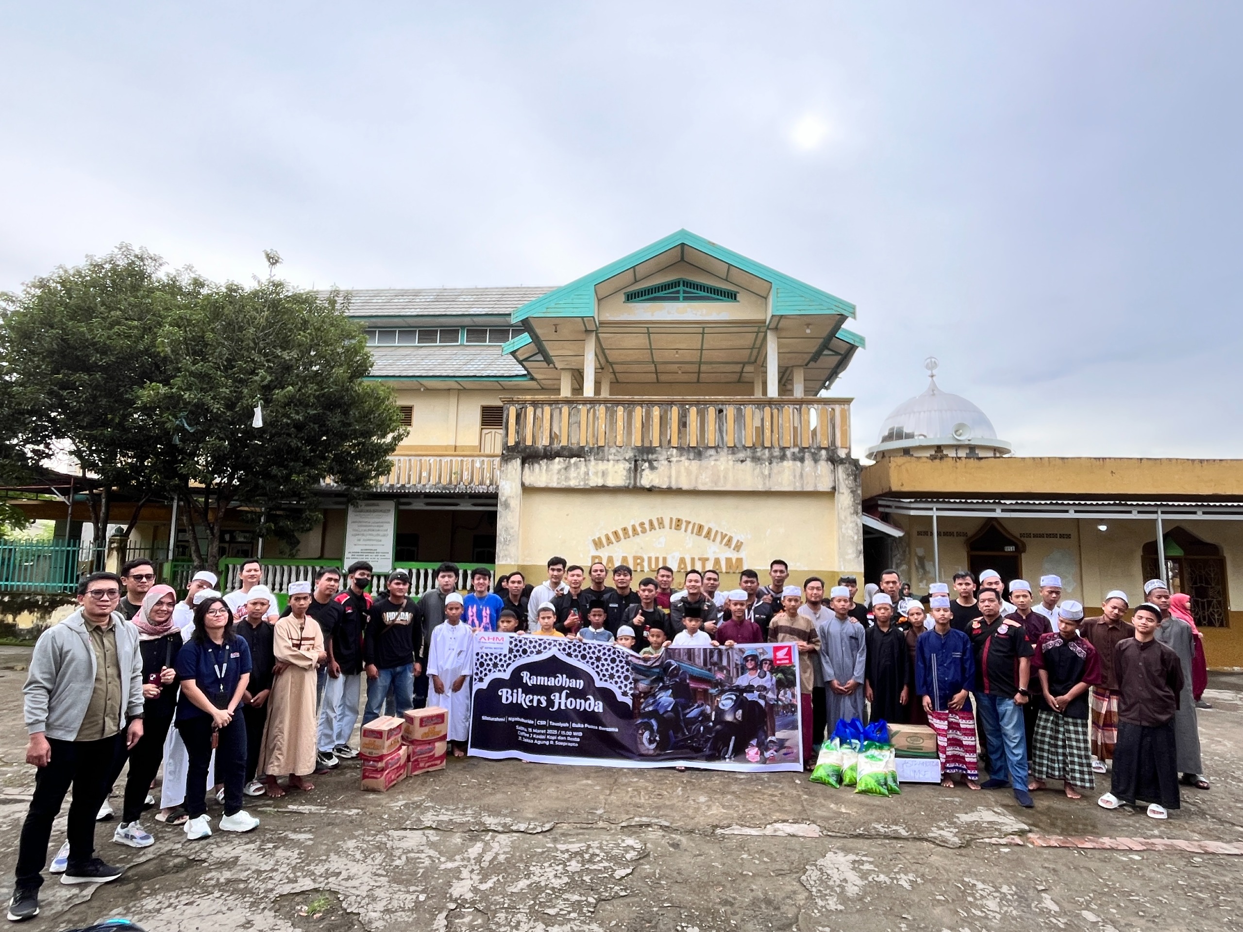 Astra Motor Sumsel Bareng Bikers Honda Bagi-bagi Takjil ke Warga Dibulan Ramadan
