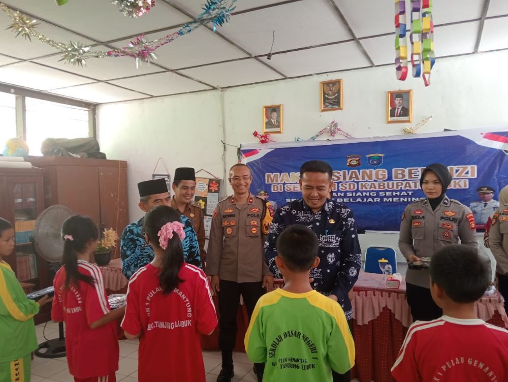 Polres OKI Inisiasi Makan Siang Bergizi di SDN 1 Pulau Gemantung Ulu