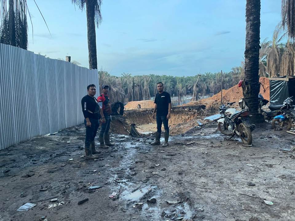 Dapat Laporan Ada Sumur Minyak Ilegal Terbakar, Anggota Polsek Keluang ke TKP Hasilnya Nihil