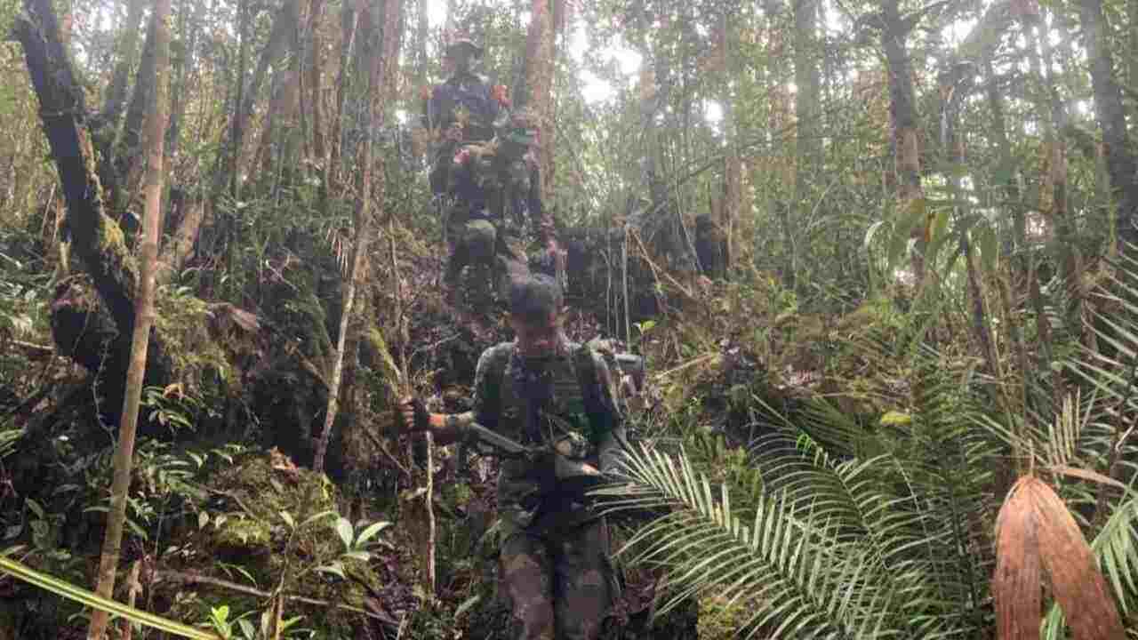 Lewati Medan Berat, Satgas Pamtas Yonarmed 11 Kostrad Gelar Patroli Patok, Ternyata Ini Tujuannya