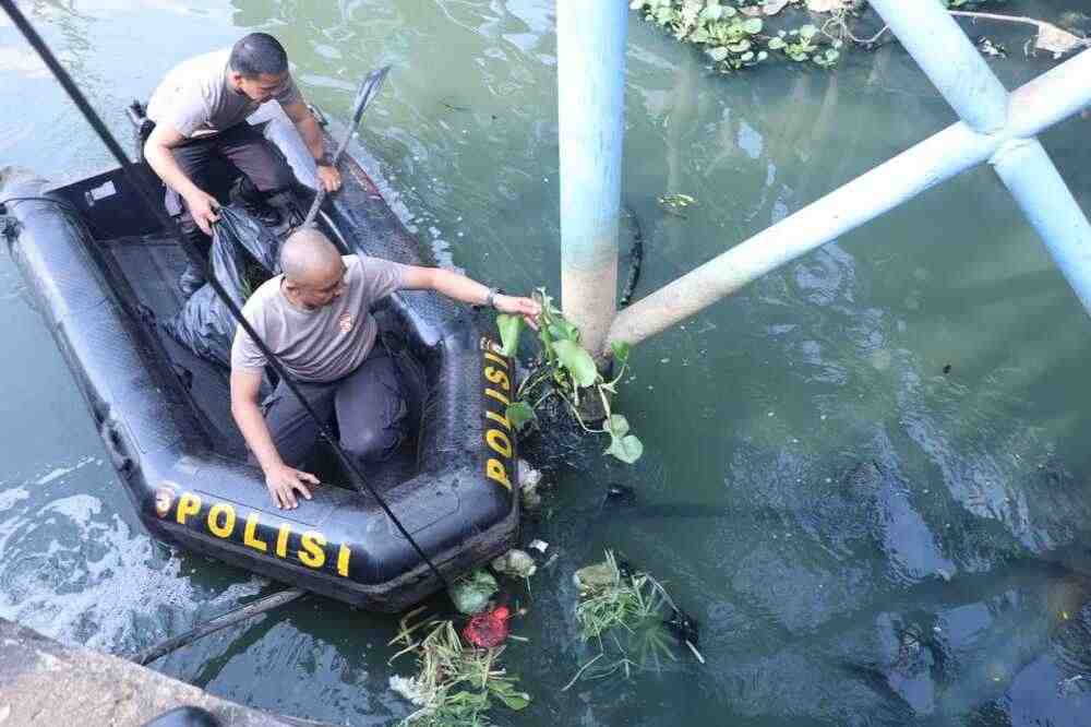 Personel Polda Sumsel Serbu Sungai Sekanak, Hal Tak Terduga Ini Dilakukan 