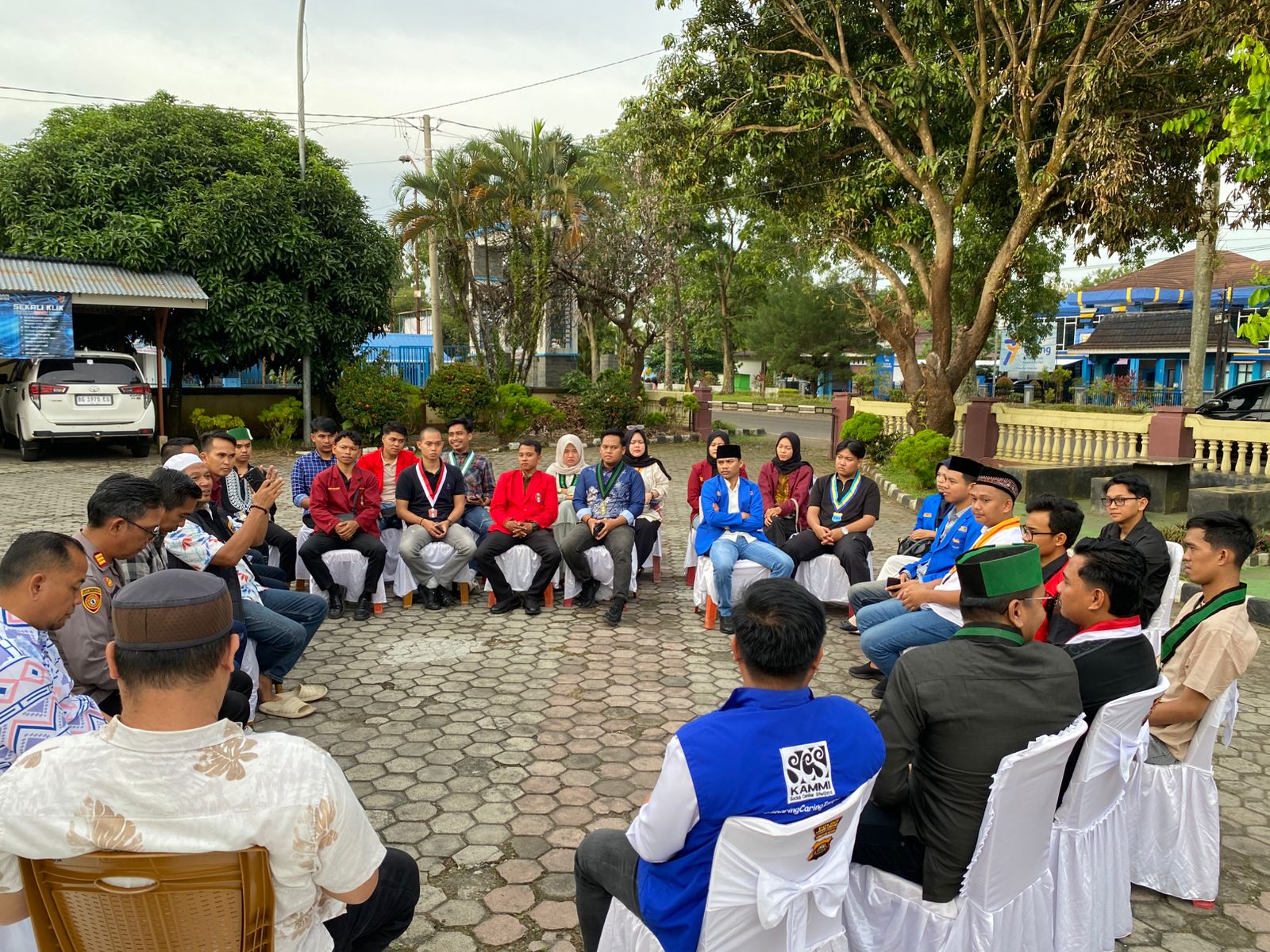 Ramadan Penuh Berkah, Polisi dan OKP Cipayung Plus Berbagi Takjil di Jalanan Lubuklinggau