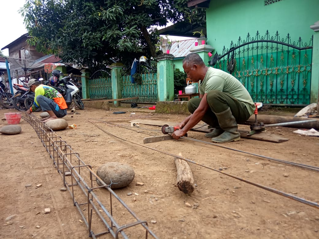  Personel TMMD ke 115 Rangkai Besi Buat Pondasi Rumah Nenek Ratna