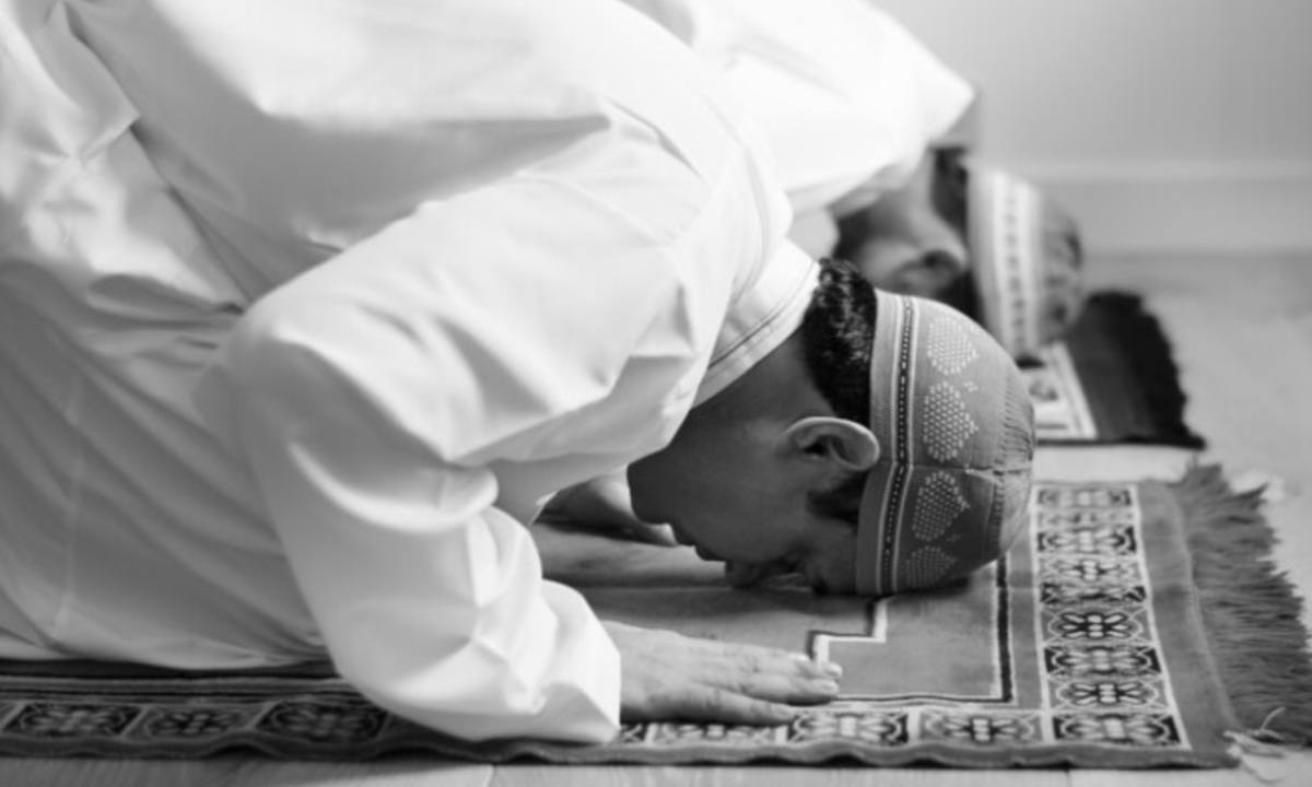 Ingin Khusyuk dalam Sholat? Ikuti Tips Ini Ya