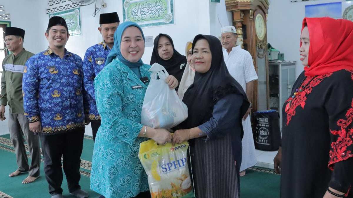 Peduli Sesama! TP PKK Palembang Bagikan Rebana, Sembako, dan Kunjungi Warga Sakit