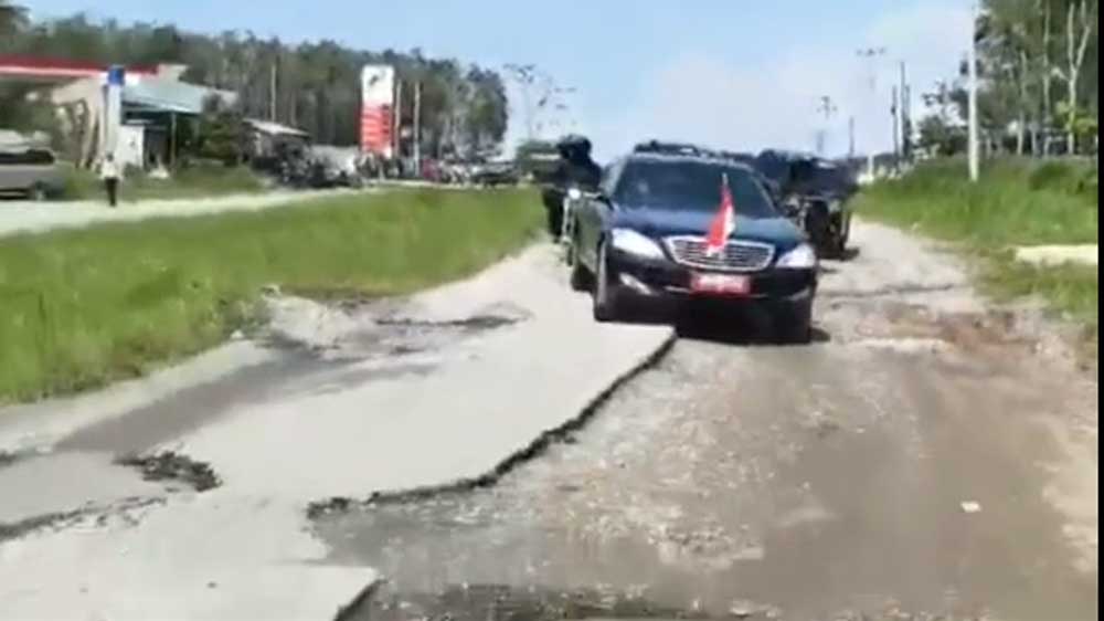 Momen Jokowi 'Jajal' Jalan Rusak di Lampung, Warganet: Presiden Off Road Pake Mercy