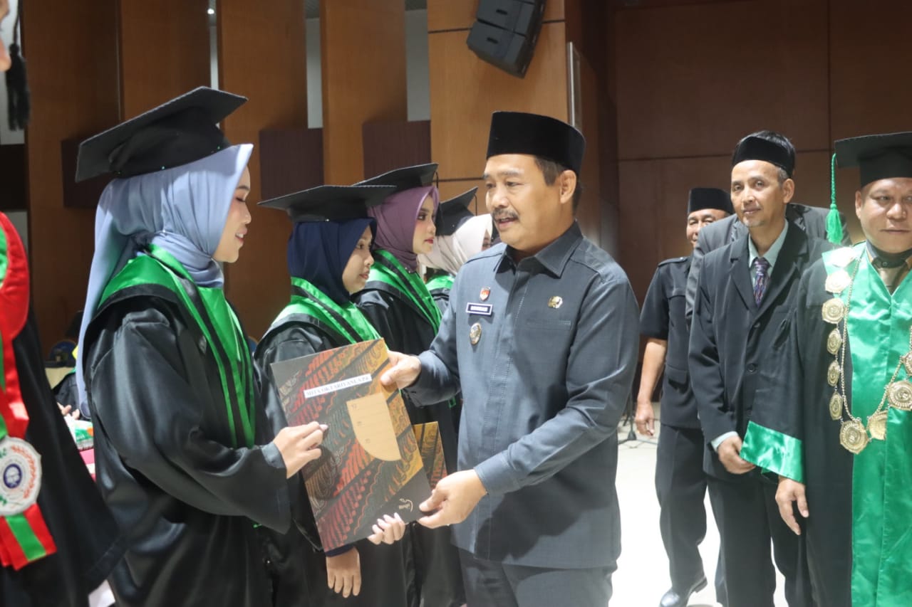 Wabup Muba Apresiasi Para Lulusan Institut Rahmaniyah Sekayu di Acara Wisuda