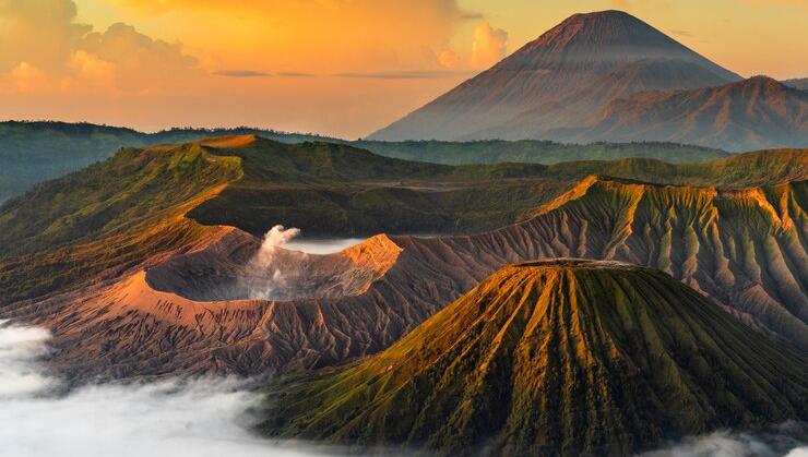 Hampir Capai 5.000 Meter! Ini Dia 7 Gunung Tertinggi di Indonesia, Pemandangannya Sungguh Menakjubkan