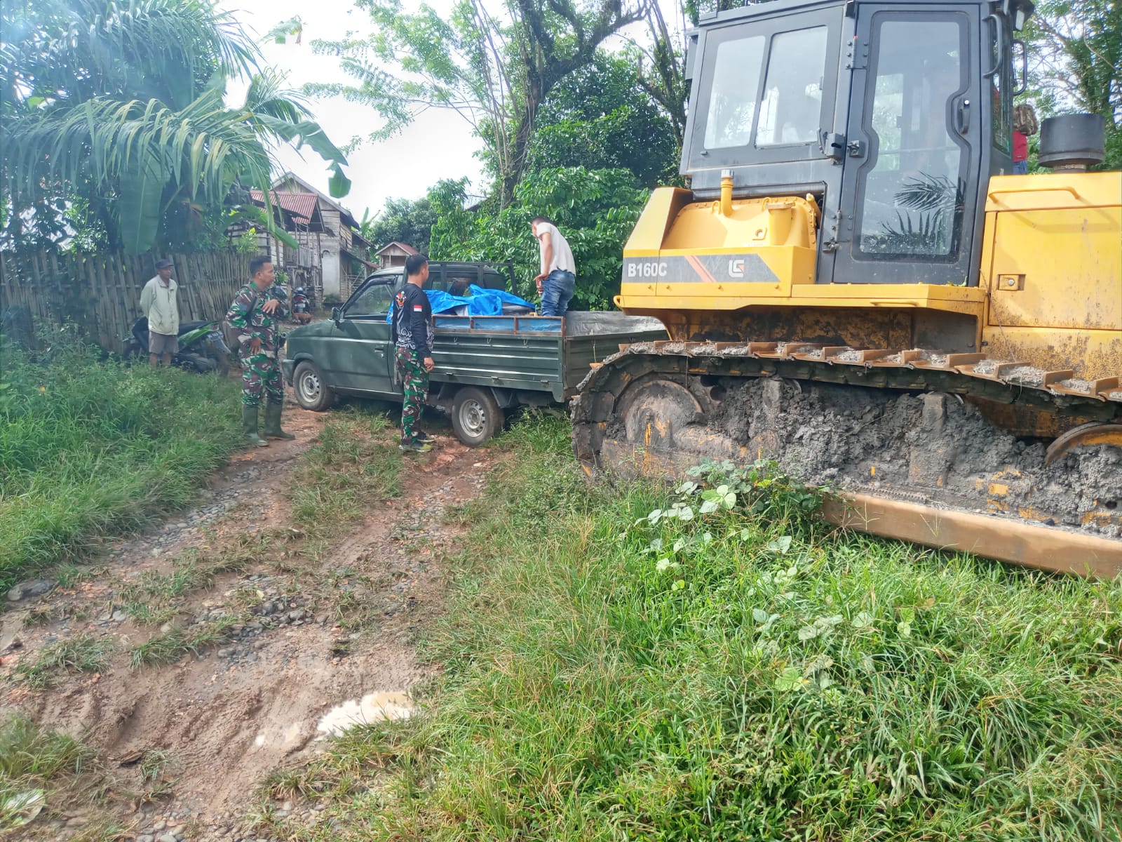 Bulldozer Tiba di Titik Nol, Siap Ratakan Jalan 2,5 KM