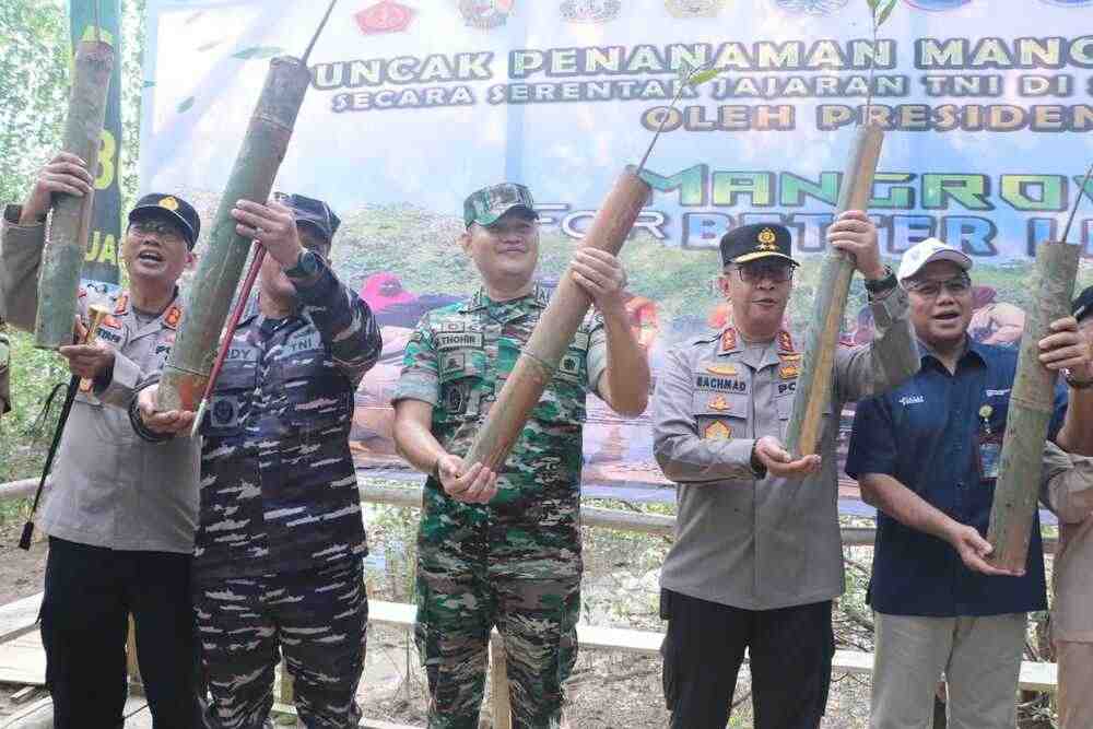 Serentak, Kapolda Sumsel Tanam Mangrove di Tanjung Api-Api