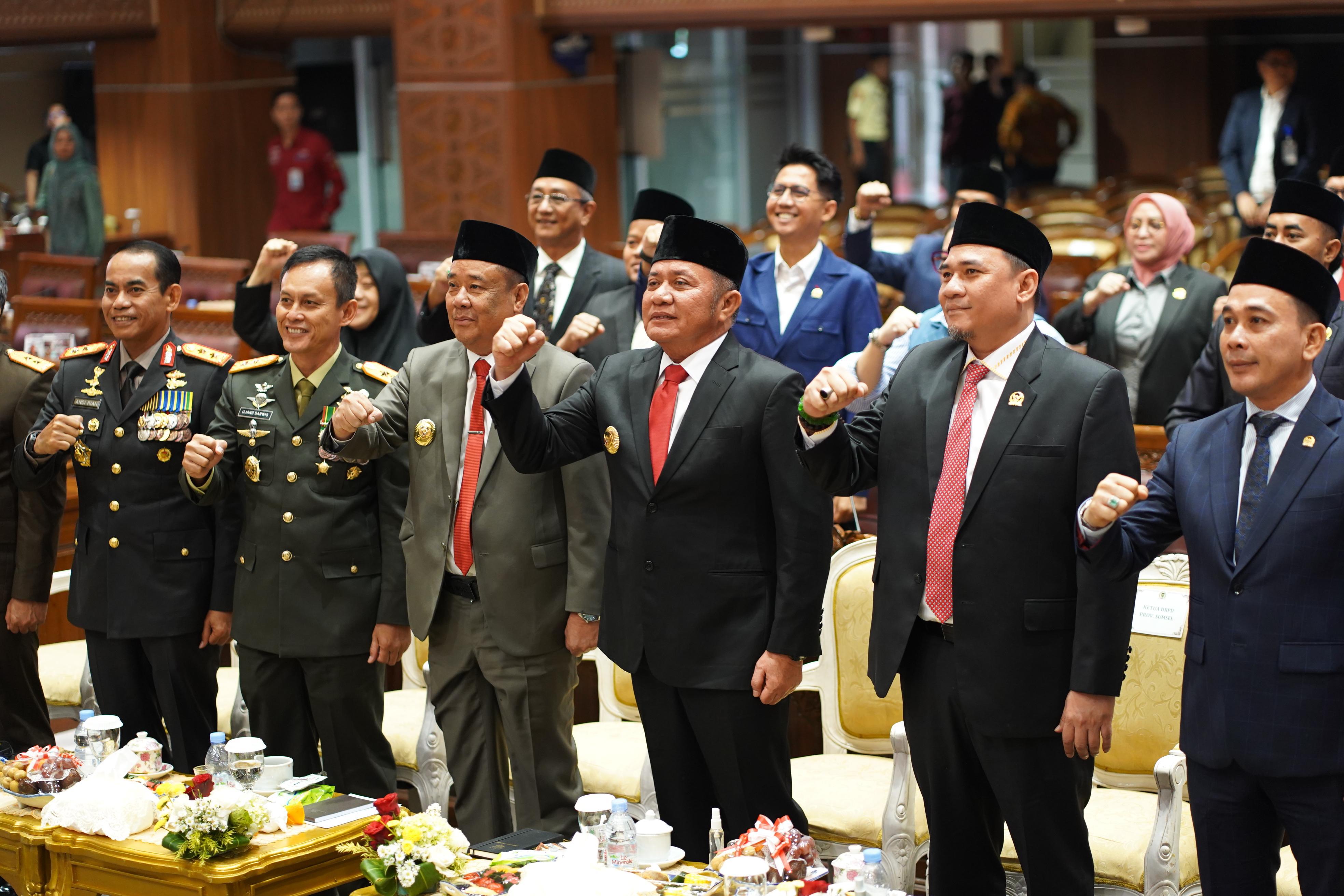 Gubernur Herman Deru dan Wagub Cik Ujang Khidmat Ikuti Pidato Kenegaraan Perdana Presiden Prabowo