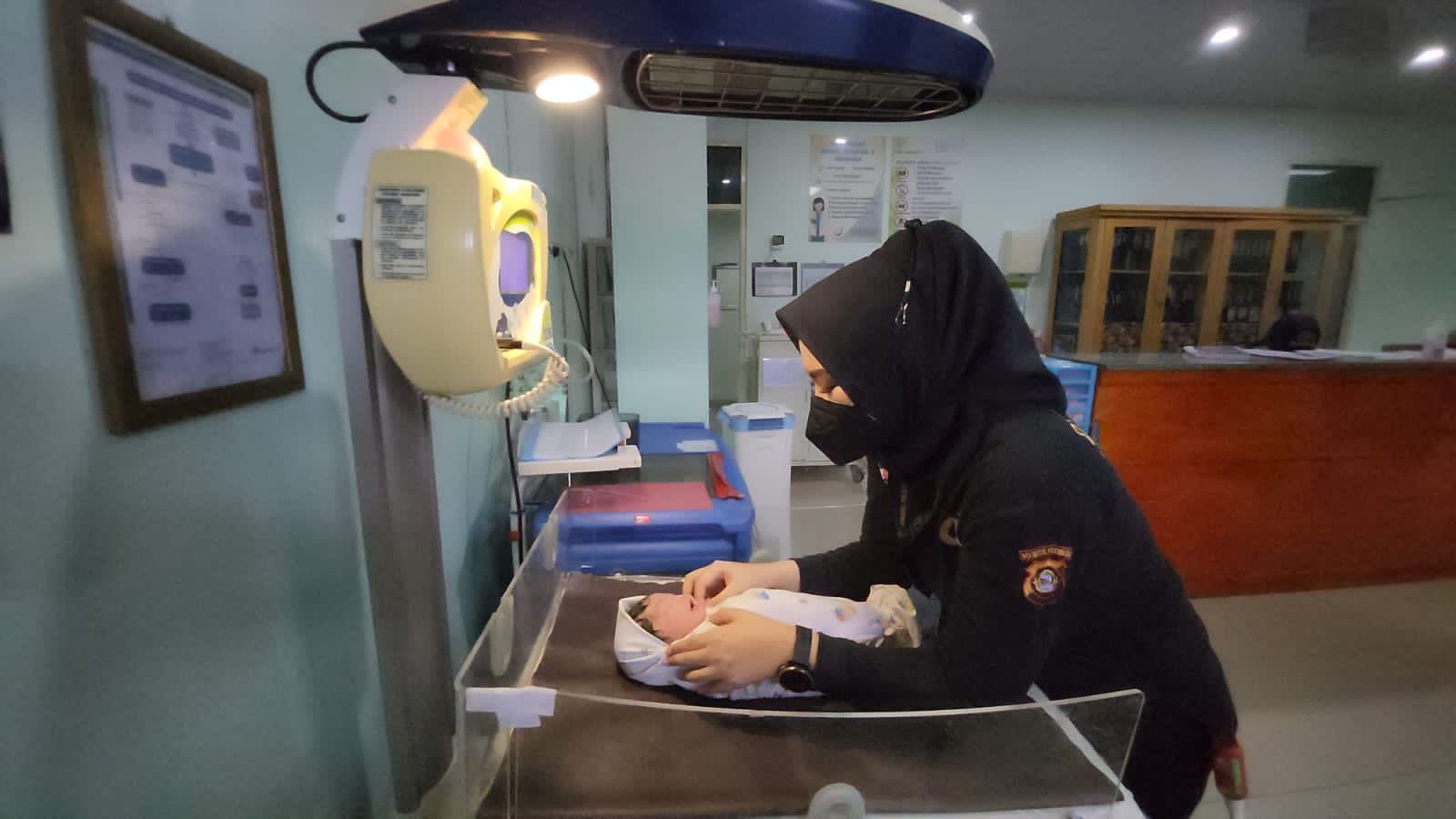 Tak Sempat Dibawa ke Rumah Sakit, Tahanan Wanita Melahirkan di Ambulans Polrestabes Palembang