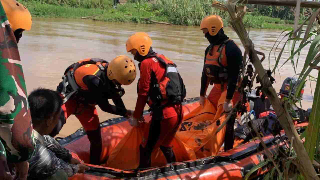 Nekat Berenang Seberangi Sungai Komering, Lansia Warga OKUT Ditemukan Tak Bernyawa